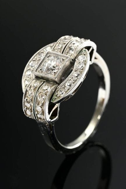 Bague Art déco en or blanc 750 avec un solitaire e