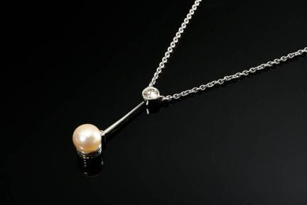 Collier en platine 950 au travail en filigrane, or