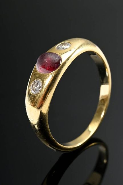 Bague fine en or jaune 750 avec un rubis en caboch