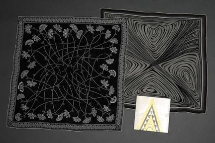 2 foulards Pucci en crêpe de Chine « Fleurs » et «