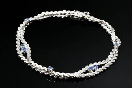Bracelet tressé en or blanc 585 serti de saphirs, 