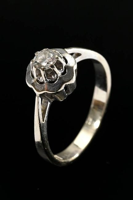 Délicate bague en or blanc 585 avec un motif de fl