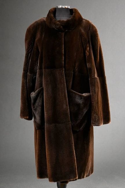Manteau mi-long en vison tondu avec poches plaquée