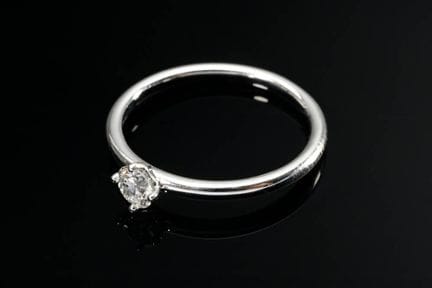 Jolie bague Wempe en or blanc 750 avec un brillant