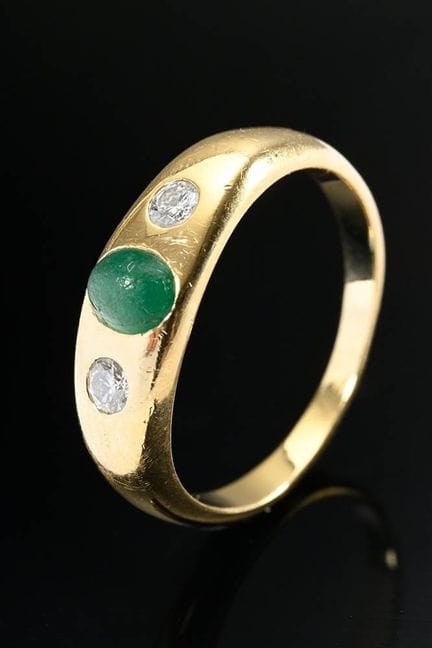 Bague fine en or jaune 750 avec un cabochon d'émer