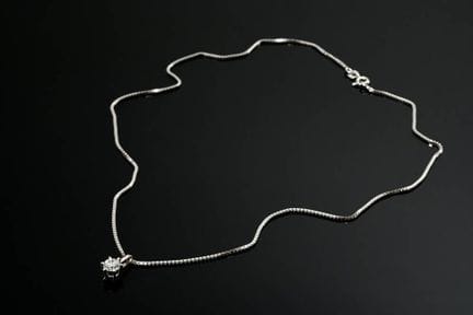 2 pendentifs Wempe en or blanc 585 avec un diamant