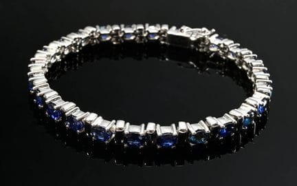 Bracelet tennis classique en or blanc 750 serti de