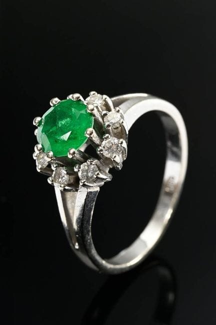 Bague « Entourage » en or blanc 585 avec une émera