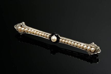 Délicate broche en or jaune et or blanc 750, ornée