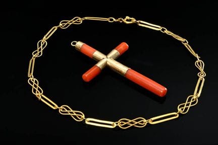 2 件各类首饰：精致的750黄金手链（1.5克，长21厘米）和镶嵌在585黄金底座上的珊瑚十字架吊坠