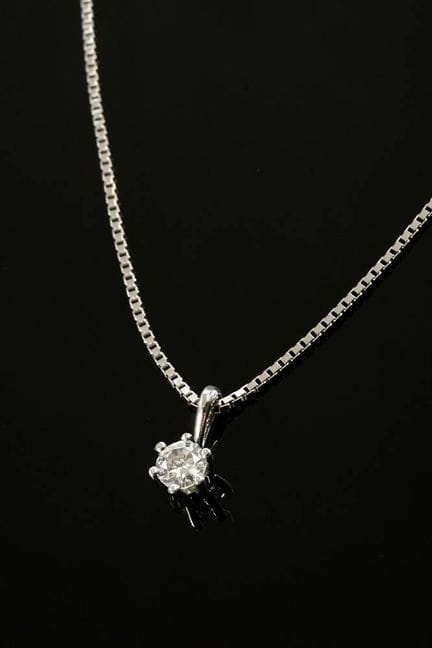 2 pièces : pendentif en or blanc 750 « Christ » av
