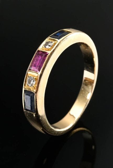 Bague moderne en or jaune 585, sertie d'un rubis e