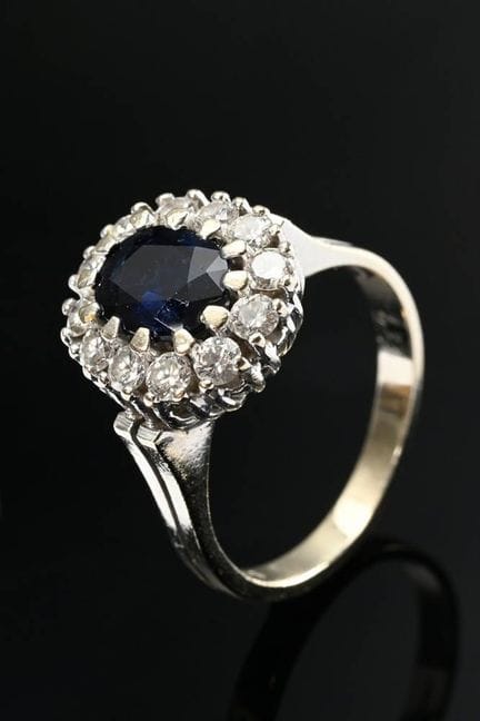 Bague « Entourage » en or blanc 585 avec un saphir