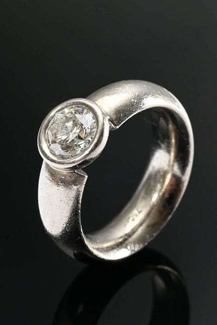 Bague classique en or blanc 750 avec un diamant so