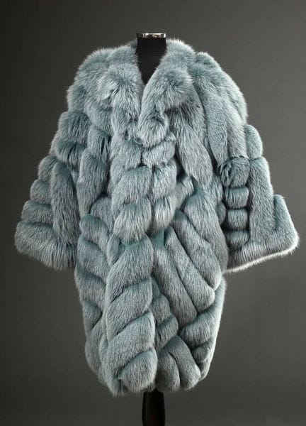 Veste en renard bleu teintée de turquoise, avec un