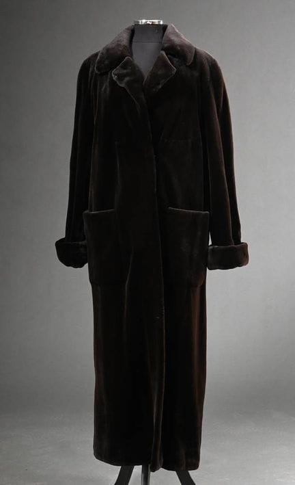 Très long manteau en velours d'étoffe cardée avec 