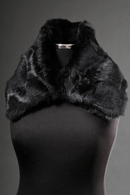 Col en fourrure Chanel, en lapin teint en noir, or