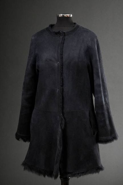 Manteau court noir en shearling avec longueur de f