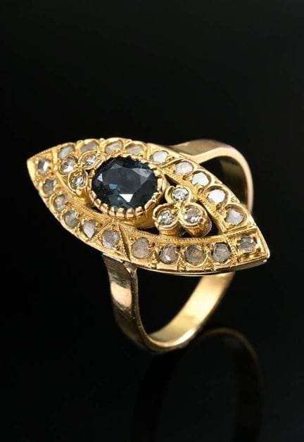 Bague ancienne en or jaune 750 de forme « barquett
