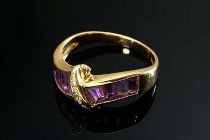 Bague moderne en or jaune 750, sertie d'améthystes