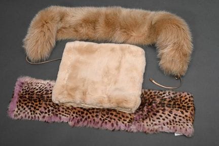 3 écharpes en fourrure diverses : 1 étole Max Mara
