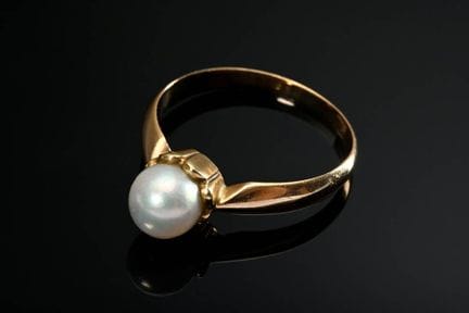 Bague classique en or jaune 585 avec une perle de 