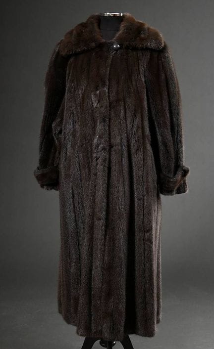 Long manteau en vison de couleur gris-brun, avec d