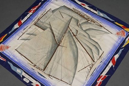 Carré en soie Hermès « Vent portant » bleu-beige, 