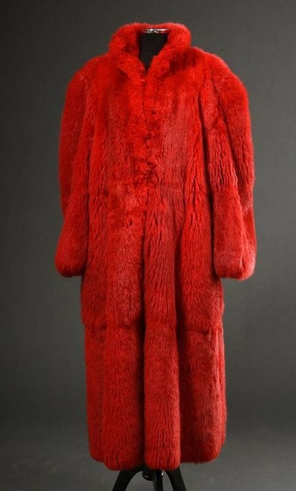 Long manteau en fourrure d'opossum teint en rouge,