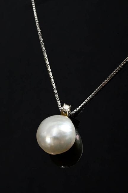 Pendentif en or blanc 585, composé de deux élément