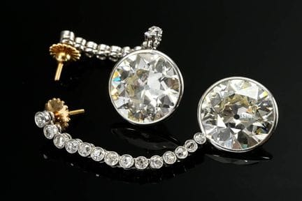 Paire de magnifiques boucles d'oreilles en or blan