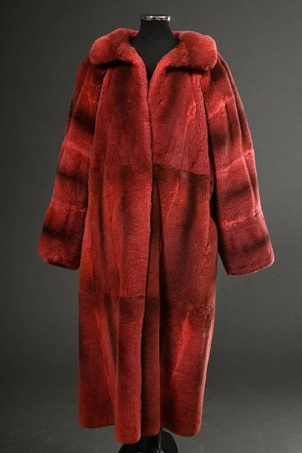 Long manteau en fourrure d'opossum teint en rose e