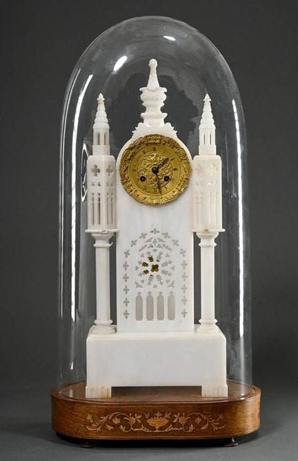 Horloge de cheminée en albâtre dans un boîtier néo