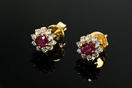 Paire de boucles d'oreilles délicates en or jaune 