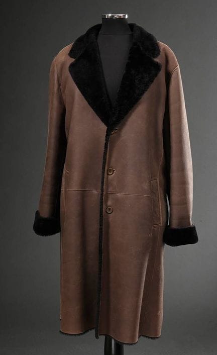 Manteau en peau d'agneau marron de coupe classique