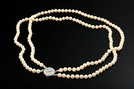 Long collier de perles de culture muni d'un fermoi