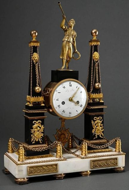 Pendule décorative de style Empire représentant la