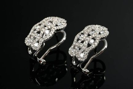 Paire de boucles d'oreilles discrètes en or blanc 