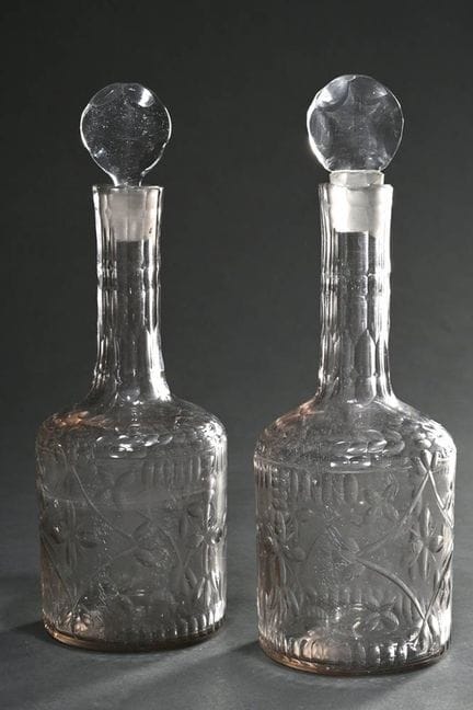 一对圆柱形长颈酒壶，饰有橄榄纹，18世纪，高24厘米