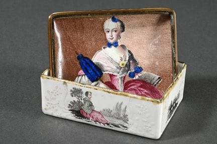 Tabatières rectangulaires en émail, décorées de mo
