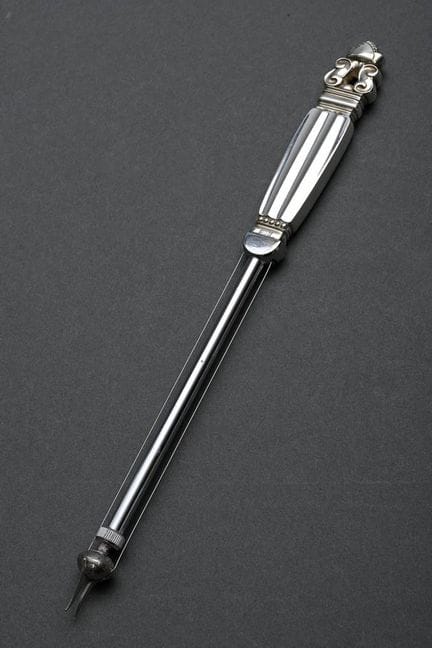 乔治·詹森（Georg Jensen）“Acorn”奶酪刀（线状奶酪切刀），设计师：约翰·罗德（Jo