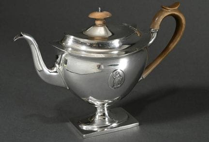Elegante teiera di forma classicista con cartiglio