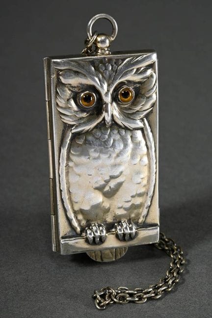 Petite minaudière ornée d'une représentation semi-