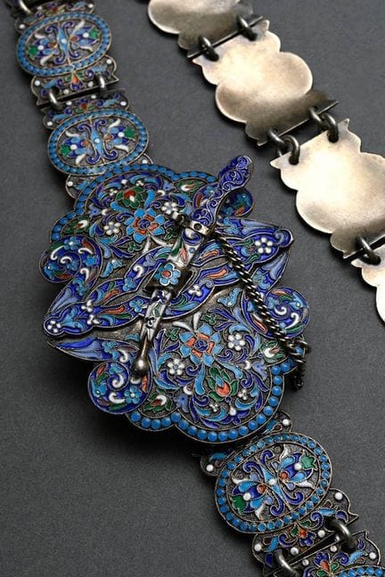 Ceinture russe en cloisonné avec décor ornemental,