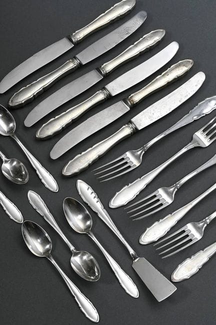 19件装餐具套装（供6人使用），800纯银，重573克，包含：各6把刀、叉、甜点勺和小铲，原装盒，旧