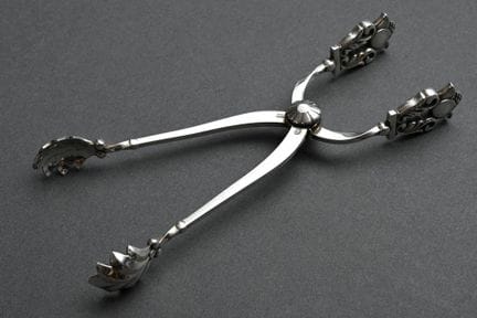 乔治·詹森（Georg Jensen）“橡果”（Acorn）冰钳，设计师：约翰·罗德（Johann 