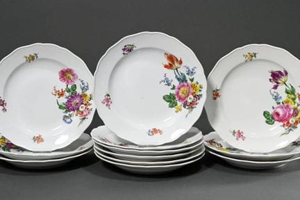 12 assiettes de table de Meissen ornées de motifs 