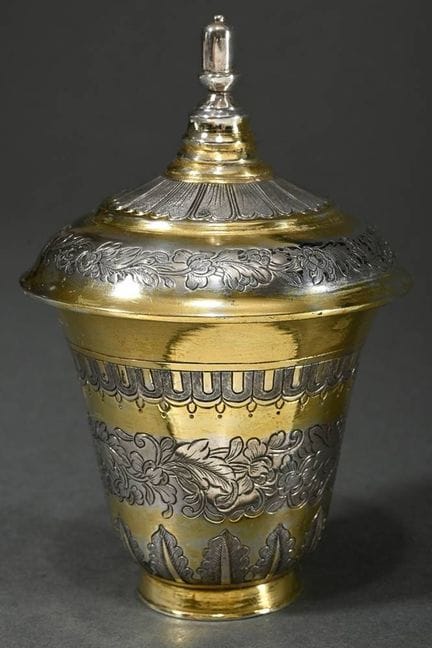 Tazza con coperchio in vermeil in stile Regence, c