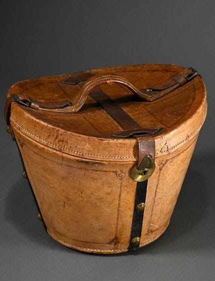 Ancienne mallette à chapeaux en cuir avec motif es