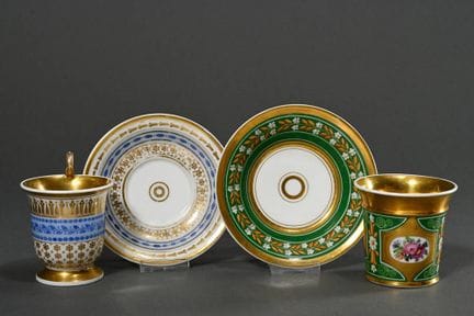 2 tasses « Empire » diverses / UT, ornées de motif